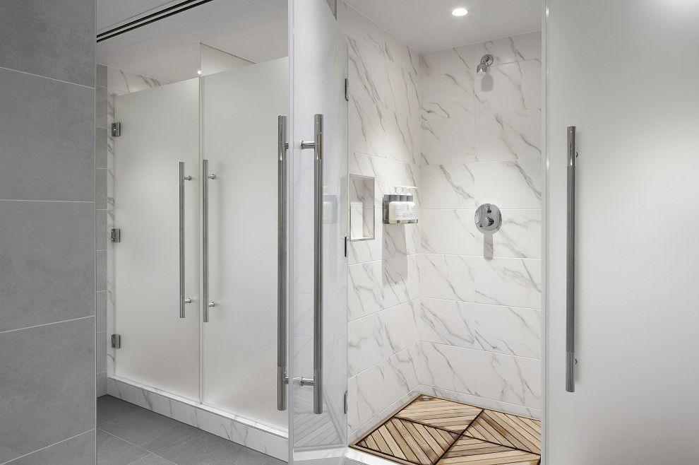 How a Commercial Shower Door Supplier Meets High-Use Demands and Reduces Maintenance Costs